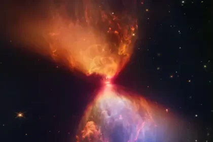 Galaxia espiral con estrellas ancianas en tonos rojizos, mostrando el declive de formación estelar en el universo envejecido