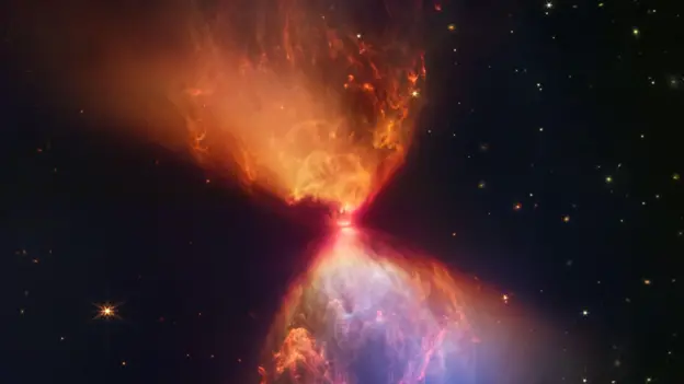 Galaxia espiral con estrellas ancianas en tonos rojizos, mostrando el declive de formación estelar en el universo envejecido