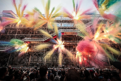 Vista aérea del Centro Pompidou en París rodeado de andamios durante su cierre por reformas hasta 2030