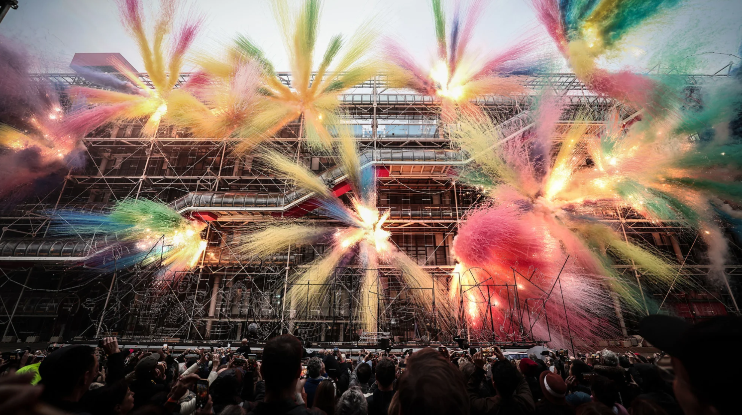 Vista aérea del Centro Pompidou en París rodeado de andamios durante su cierre por reformas hasta 2030