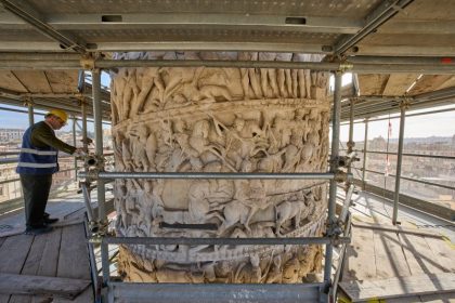 Detalle de escenas bélicas talladas en la Columna de Marco Aurelio, reveladas por restauración láser tras 1840 años de historia oculta
