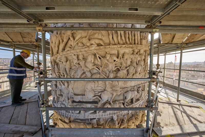 Detalle de escenas bélicas talladas en la Columna de Marco Aurelio, reveladas por restauración láser tras 1840 años de historia oculta