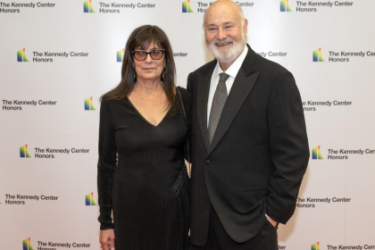 Detectives del LAPD analizando pruebas en la mansión de Brentwood donde fueron hallados los cuerpos de Rob Reiner y su esposa con heridas de arma blanca