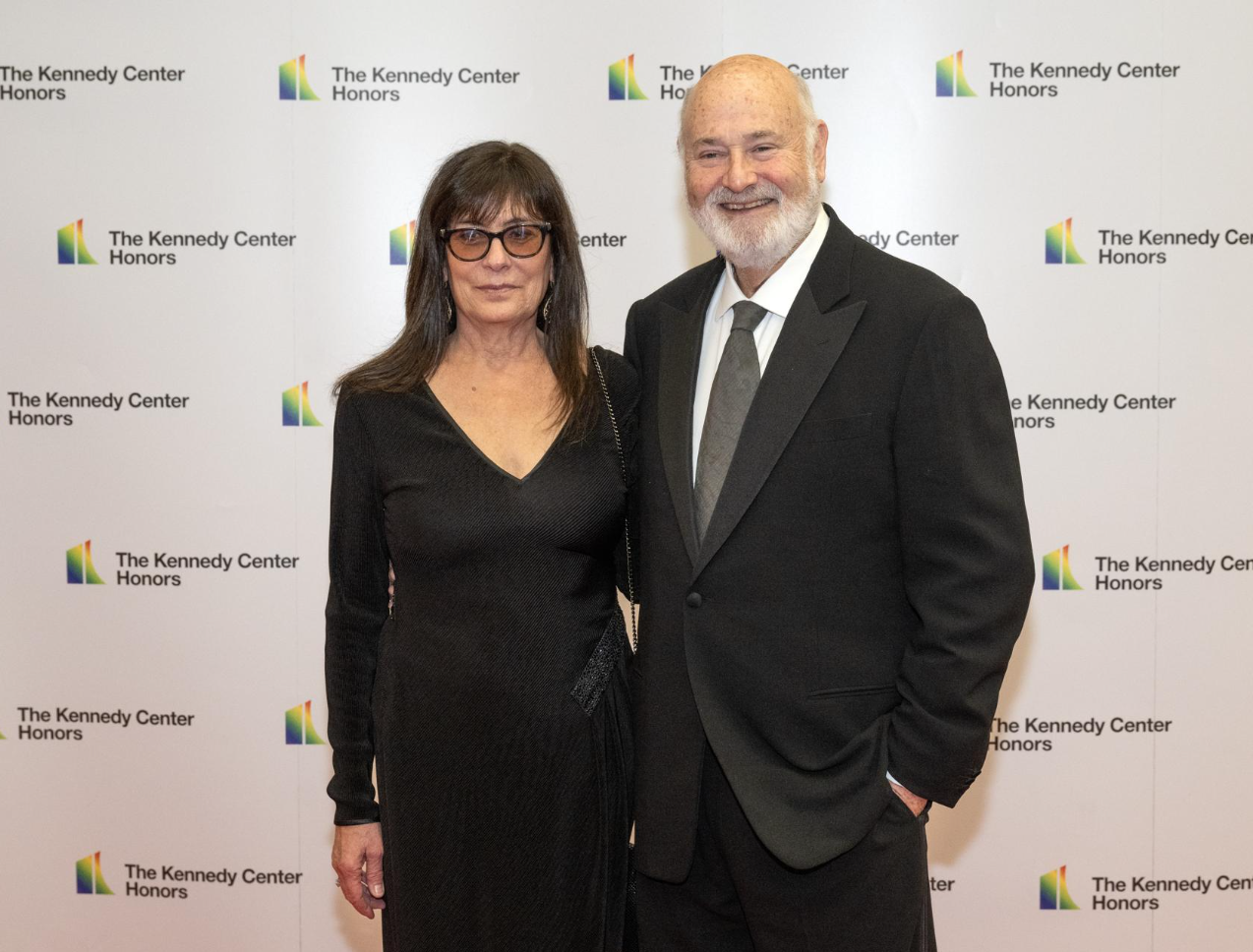 Detectives del LAPD analizando pruebas en la mansión de Brentwood donde fueron hallados los cuerpos de Rob Reiner y su esposa con heridas de arma blanca