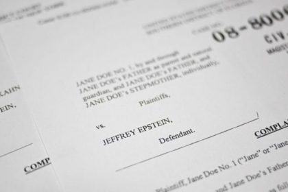 Documentos judiciales del caso Epstein apilados con sellos de confidencialidad, listos para revelar conexiones financieras y políticas ocultas