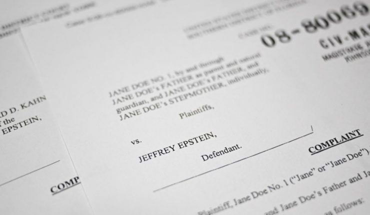 Documentos judiciales del caso Epstein apilados con sellos de confidencialidad, listos para revelar conexiones financieras y políticas ocultas