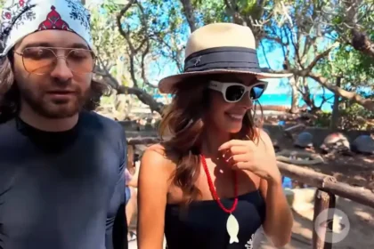 Carolina Soto y Cuervo interactuando con una tortuga gigante de 170 años en la Isla Tortuga, Tanzania, mientras admiran su caparazón marcado con la edad