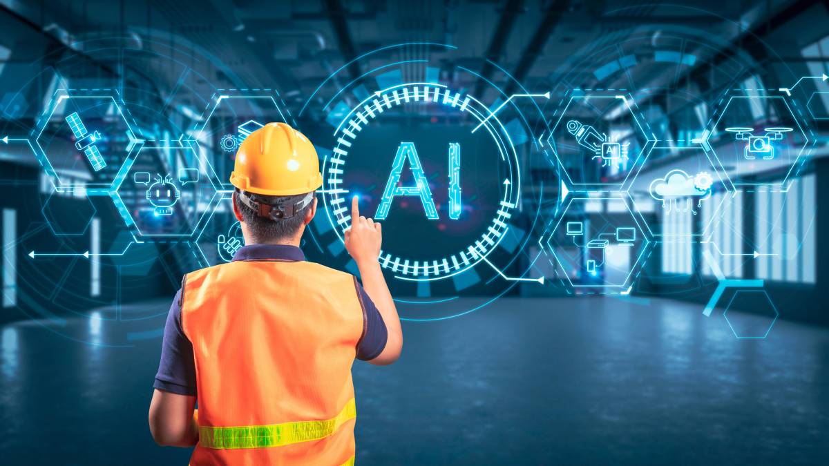 Persona usando asistente de IA en un teléfono inteligente para tareas diarias como programación, creatividad y gestión de datos