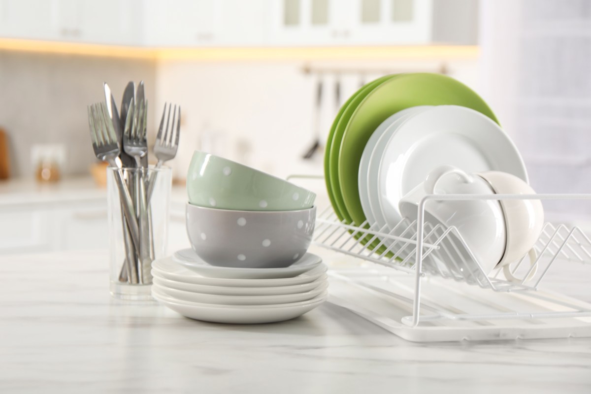 Tabla de acero inoxidable y vegetales frescos desinfectados con spray, soluciones cientificas para una cocina libre de bacterias