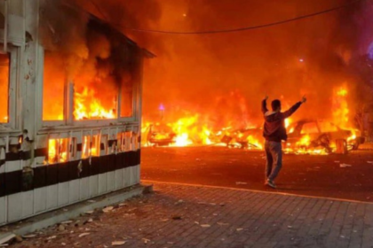 Manifestantes iraníes con teléfonos apagados durante un apagón digital impuesto por el régimen para silenciar protestas