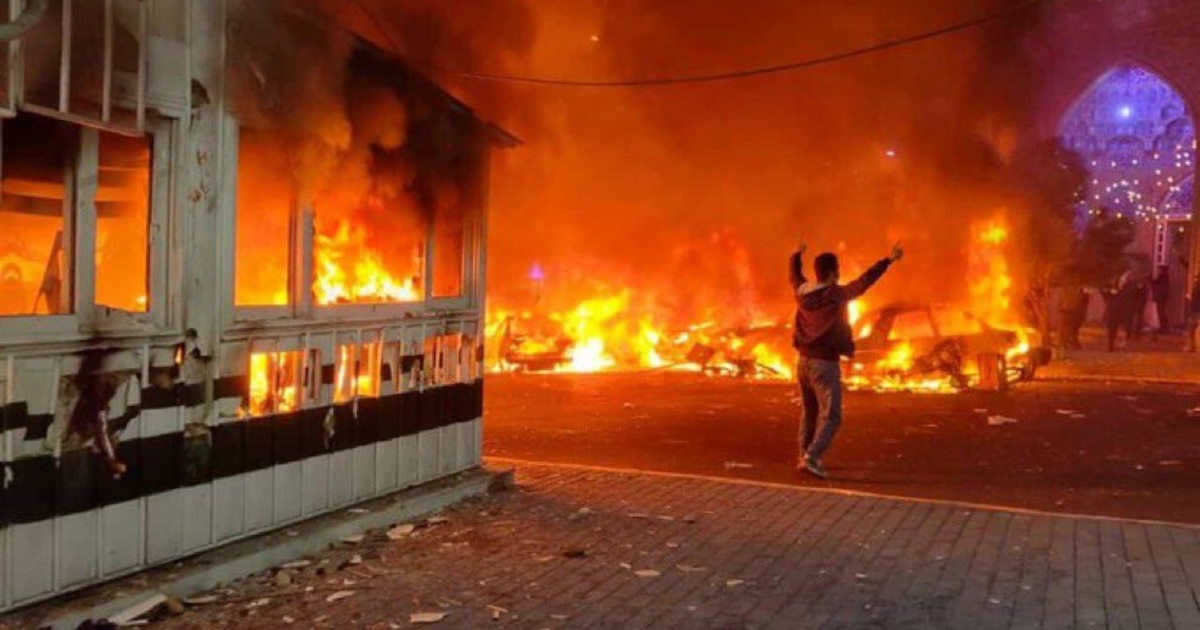 Manifestantes iraníes con teléfonos apagados durante un apagón digital impuesto por el régimen para silenciar protestas