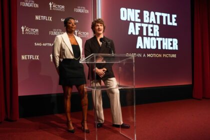Leonardo DiCaprio y elenco de One Battle After Another en escena, celebrando sus 7 nominaciones récord en los Actors Awards 2026