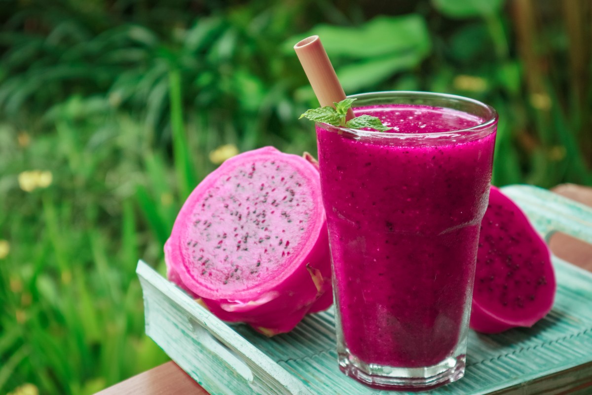Vaso de jugo escoba con pitahaya roja, papaya, apio y semillas de chía hidratadas para depurar el intestino de forma natural