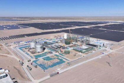 Turbina de aire líquido en planta de almacenamiento energético, mostrando el proceso de evaporación para generar electricidad renovable