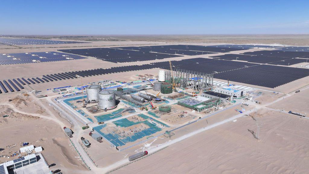 Turbina de aire líquido en planta de almacenamiento energético, mostrando el proceso de evaporación para generar electricidad renovable