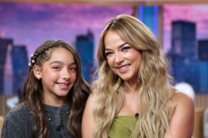 Alaïa López, hija de Adamari López, sonríe frente a cámaras en su debut televisivo mientras habla de su sueño como futbolista y periodista deportiva
