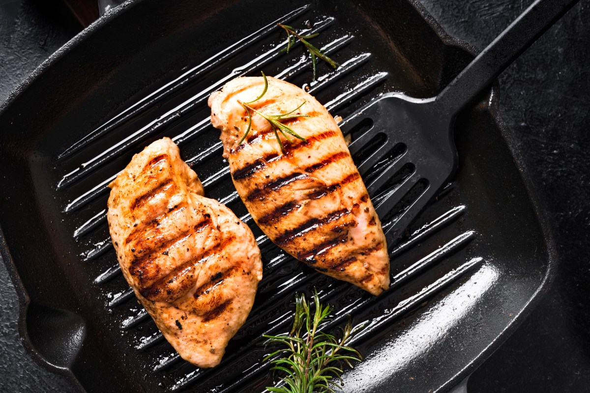 Caja de 10 libras de pechuga de pollo a la parrilla con sello USDA P-1382 y código de lote 60104 P1382 287 5 J14, retirada por riesgo de Listeria