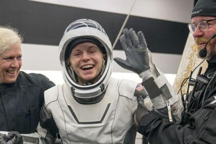 Astronautas de la Crew-11 son trasladados en camilla tras amerizar, sonrientes pero visiblemente afectados por la emergencia médica en la Estación Espacial