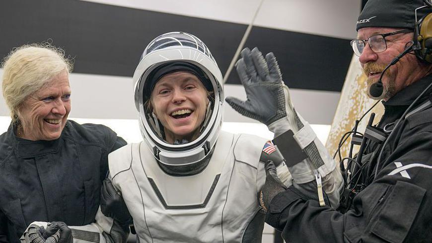 Astronautas de la Crew-11 son trasladados en camilla tras amerizar, sonrientes pero visiblemente afectados por la emergencia médica en la Estación Espacial