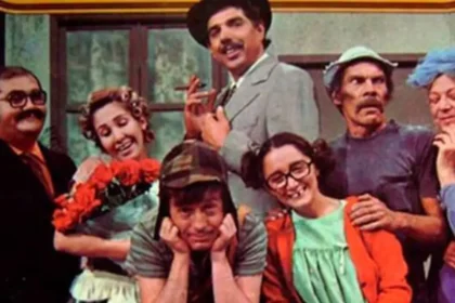 Escena restaurada del episodio perdido de El Chavo del 8 en una playa de Cancún, con El Chavo, La Chilindrina y el Profesor Jirafales bajo el sol