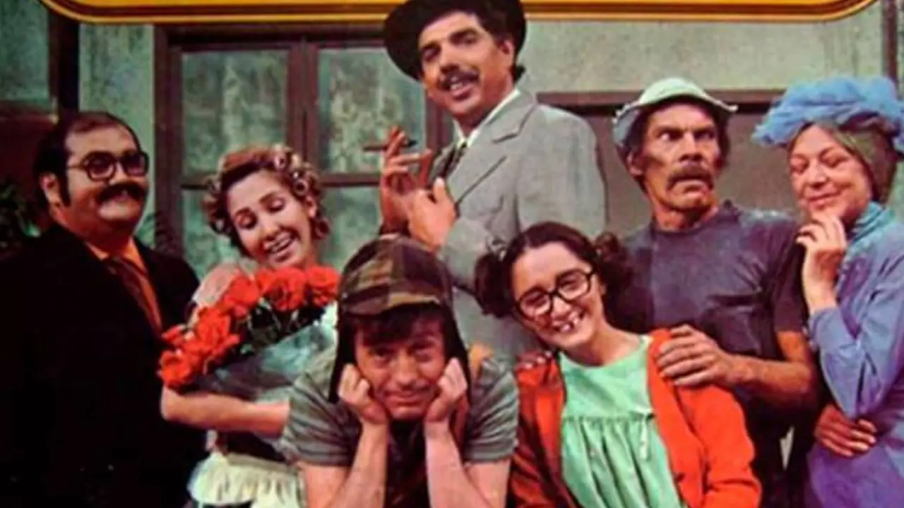 Escena restaurada del episodio perdido de El Chavo del 8 en una playa de Cancún, con El Chavo, La Chilindrina y el Profesor Jirafales bajo el sol