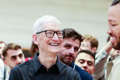 Dispositivo portátil de Apple con cámaras y micrófonos integrados para controlar Siri con IA mediante comandos de voz avanzados