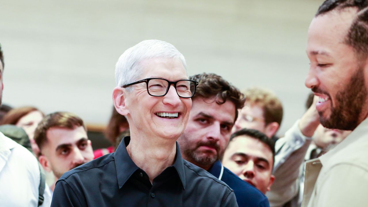 Dispositivo portátil de Apple con cámaras y micrófonos integrados para controlar Siri con IA mediante comandos de voz avanzados