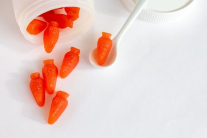 Snack de retinol natural hecho con jugo de zanahoria fresco y caldo de huesos, cuajado en recipiente de cristal para cuidado de la piel