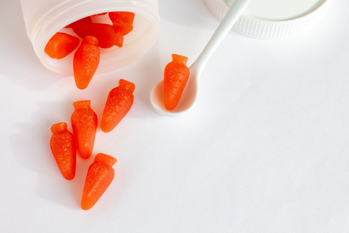 Snack de retinol natural hecho con jugo de zanahoria fresco y caldo de huesos, cuajado en recipiente de cristal para cuidado de la piel