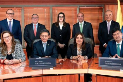 Sala de magistrados de la Corte Constitucional debatiendo el decreto de emergencia económica de Petro en sesión extraordinaria