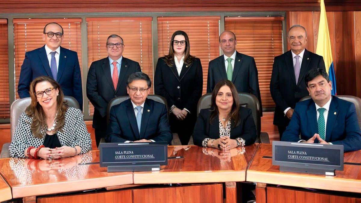 Sala de magistrados de la Corte Constitucional debatiendo el decreto de emergencia económica de Petro en sesión extraordinaria