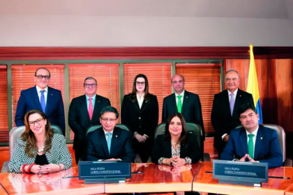 Sala de la Corte Constitucional votando 6 a 3 para suspender el decreto de emergencia económica del Gobierno Petro