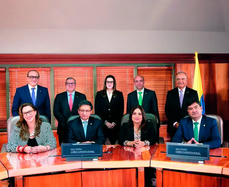 Sala de la Corte Constitucional votando 6 a 3 para suspender el decreto de emergencia económica del Gobierno Petro