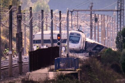 Vagones destrozados tras el choque de trenes en Adamuz, Córdoba, con equipos de rescate trabajando en la zona de impacto