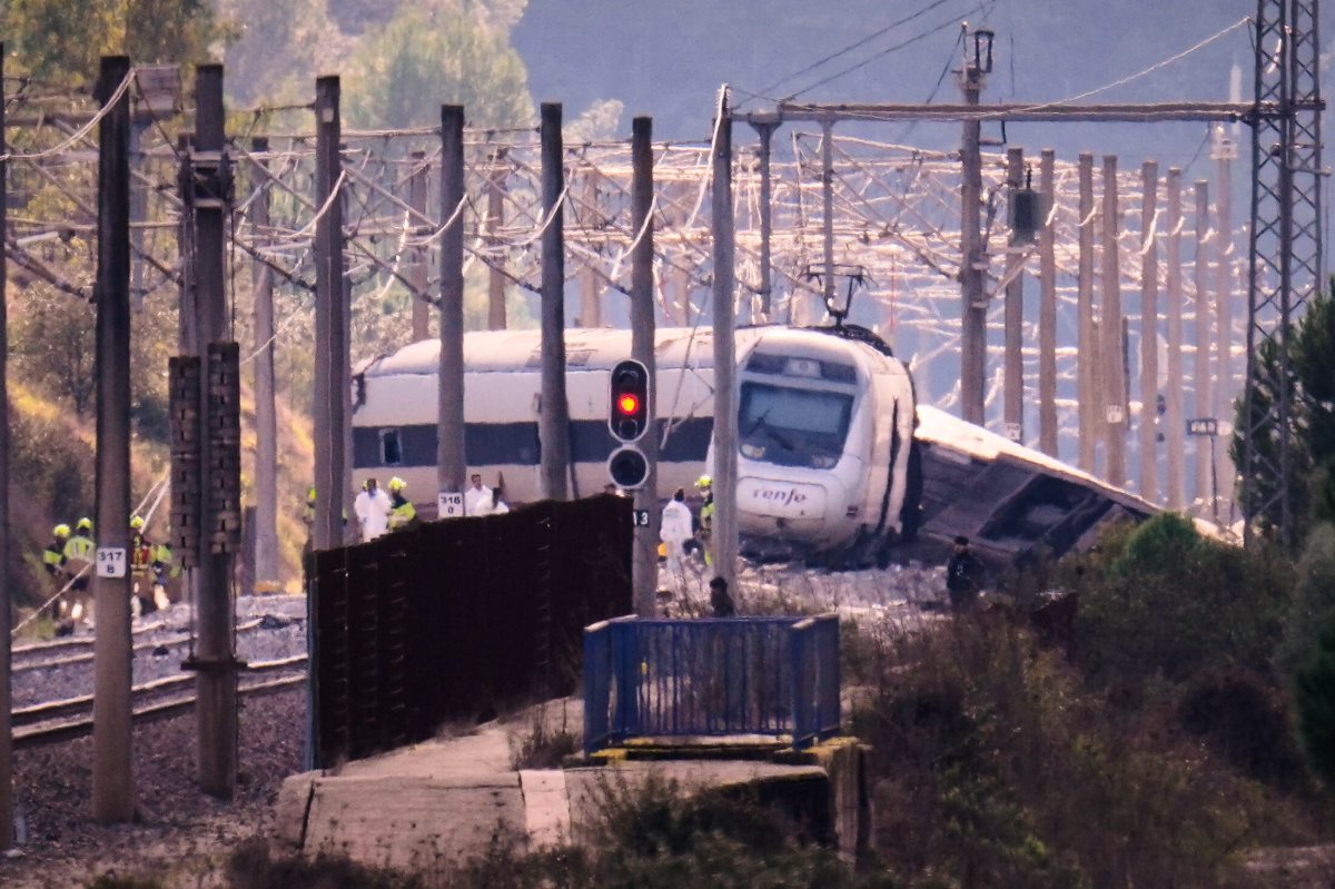 Vagones destrozados tras el choque de trenes en Adamuz, Córdoba, con equipos de rescate trabajando en la zona de impacto