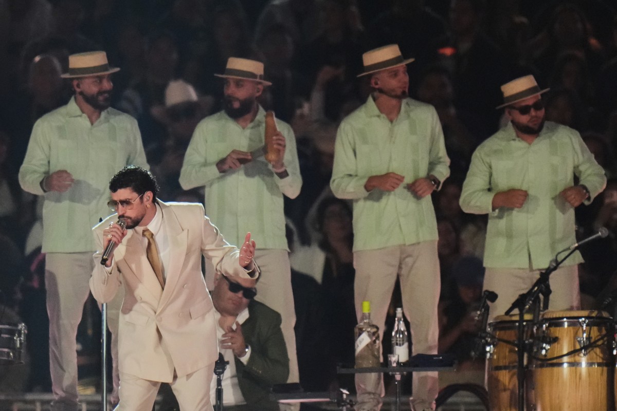 Bad Bunny en el escenario del Super Bowl LX con un Flamboyán de fondo, simbolizando la fusión de culturas latinas en un show histórico