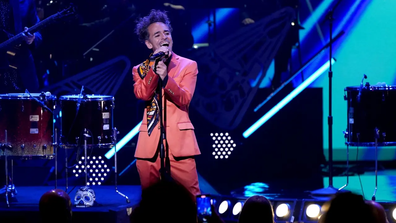 Rubén Albarrán de Café Tacvba en video explicando la retirada de su música de Spotify por inversiones en armamento e inteligencia artificial