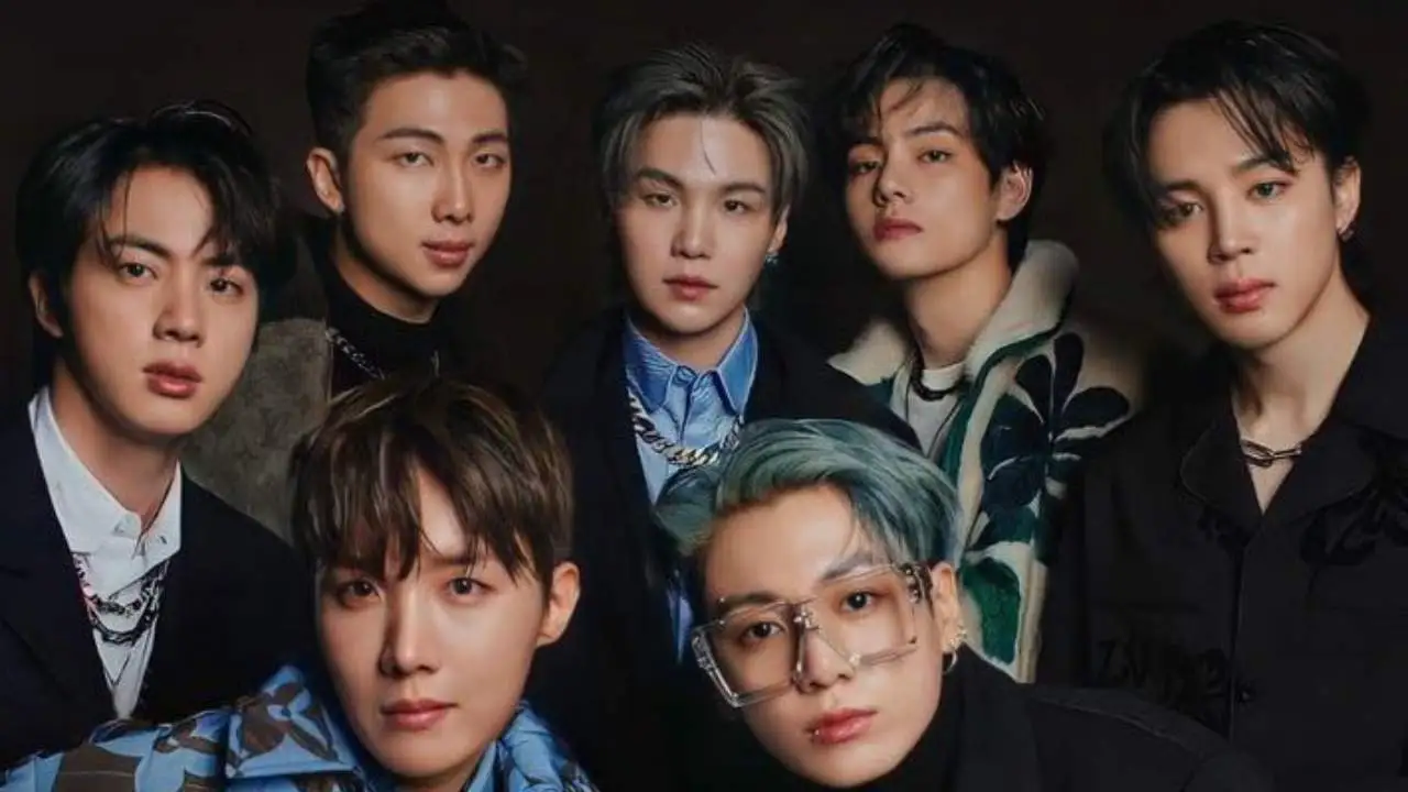 Grupo BTS en escenario durante concierto en Bogotá con fechas reprogramadas para octubre 2026