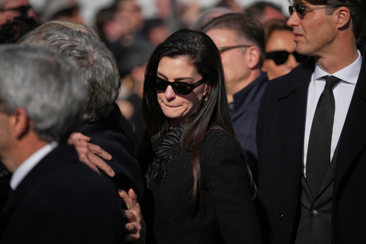 Féretro de Valentino Garavani entrando a la basílica de Santa María de los Ángeles con celebridades como Anne Hathaway y Donatella Versace en el funeral
