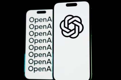 Interfaz de ChatGPT mostrando un anuncio destacado en un cuadro separado, sin interferir con las respuestas del chatbot de IA