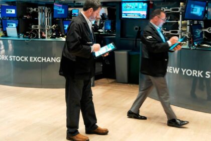 Gráfico de acciones de Chevron y Exxon subiendo en Wall Street tras anuncio sobre Venezuela con datos de cotizaciones en tiempo real