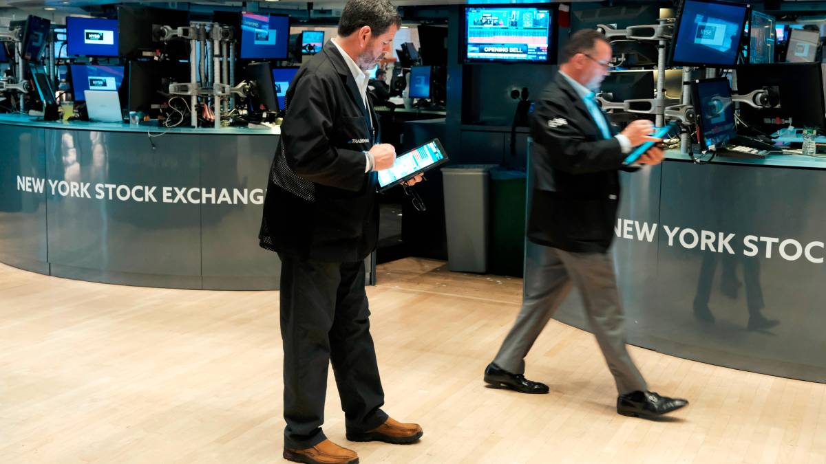 Gráfico de acciones de Chevron y Exxon subiendo en Wall Street tras anuncio sobre Venezuela con datos de cotizaciones en tiempo real