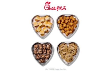 Bandeja en forma de corazón con Chick-fil-A Nuggets, galletas de chocolate y brownies, ideal para celebrar el Día de San Valentín en pareja o con amigos