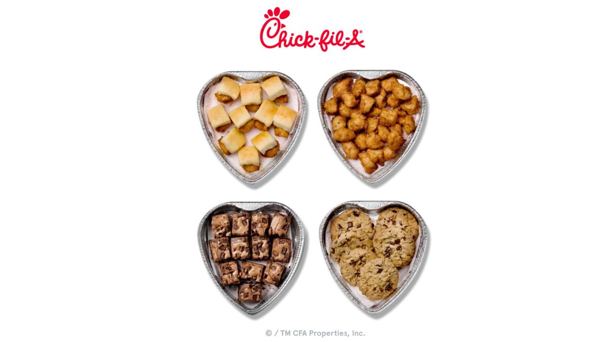 Bandeja en forma de corazón con Chick-fil-A Nuggets, galletas de chocolate y brownies, ideal para celebrar el Día de San Valentín en pareja o con amigos