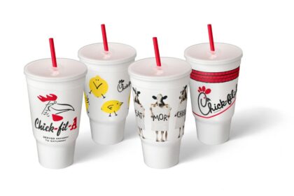 Vaso dorado Golden Fan Cup junto a un Original Chicken Sandwich con empaque retro y Waffle Potato Fries en fondo vintage