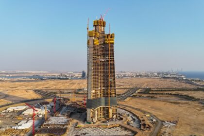 Vista aérea de la Torre Jeddah en construcción junto al Mar Rojo, con 157 pisos de lujo y oficinas futuristas