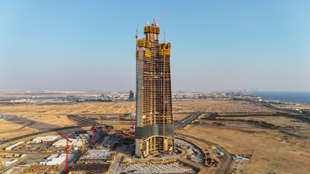 Vista aérea de la Torre Jeddah en construcción junto al Mar Rojo, con 157 pisos de lujo y oficinas futuristas