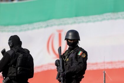 Manifestantes iraníes enfrentando francotiradores y drones en las calles durante la brutal represión estatal con más de 2400 muertos
