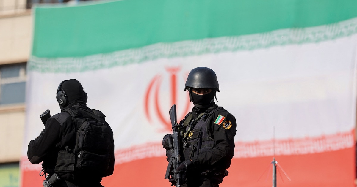 Manifestantes iraníes enfrentando francotiradores y drones en las calles durante la brutal represión estatal con más de 2400 muertos