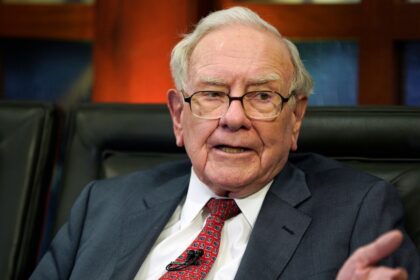 Warren Buffett sonriendo frente a un grafico de crecimiento de Berkshire Hathaway con sus principales inversiones: Apple, Coca-Cola y BNSF